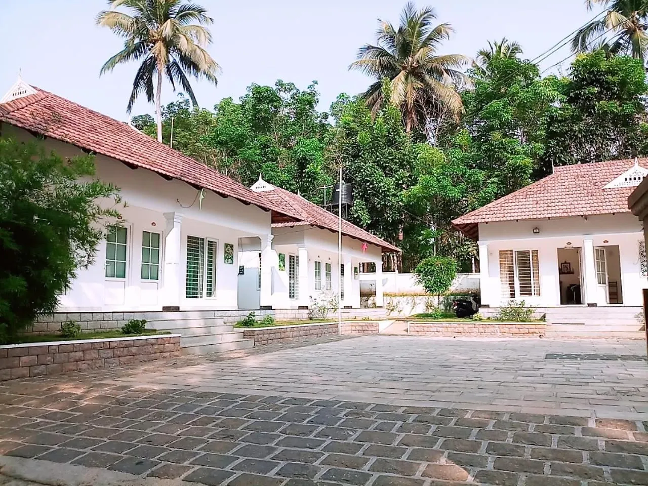 Mushroom Hut Resort Athirappilly