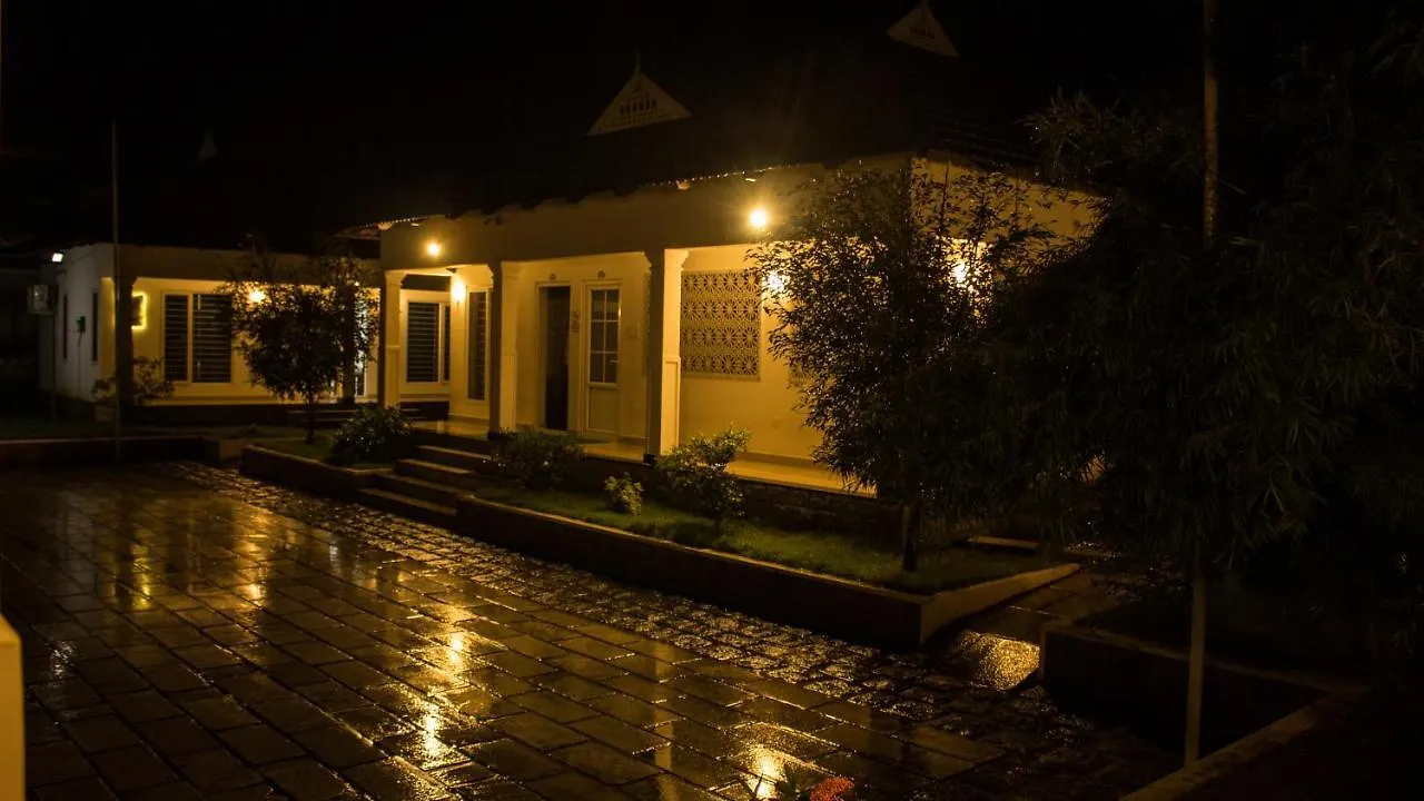 Mushroom Hut Resort Athirappilly