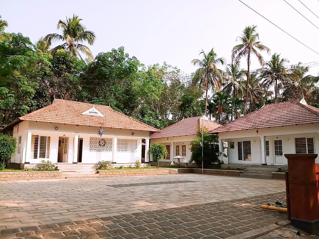 Mushroom Hut Resort Athirappilly